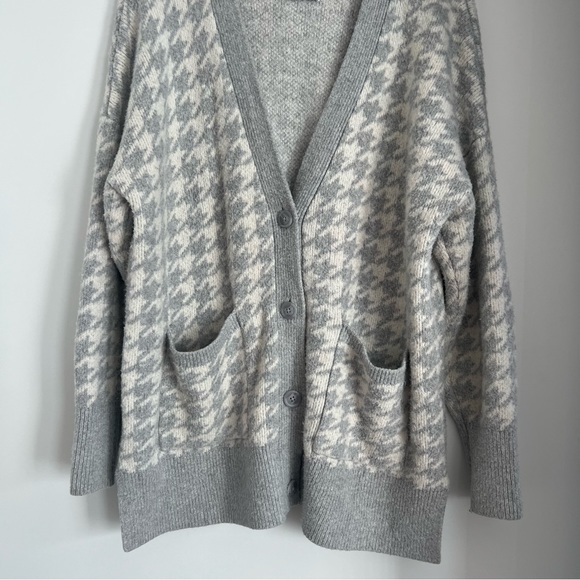 Abercrombie and Fitch Houndstooth white and grey oversized cardigan - Picture 4 of 5